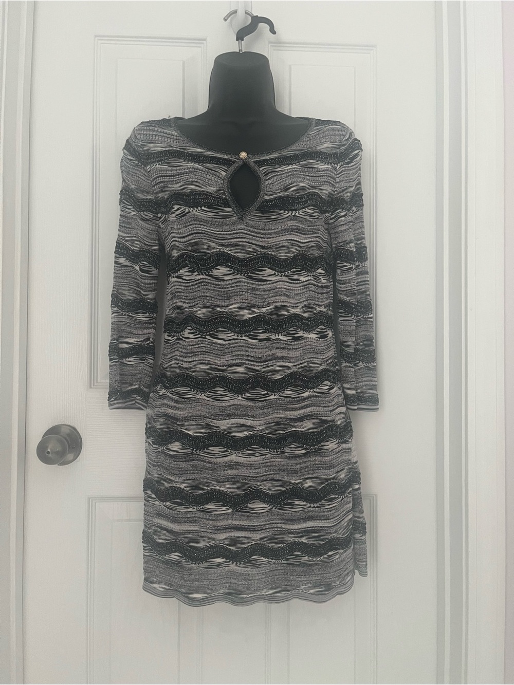 White House Black Market Black & Gray Wave-Pattern Long-Sleeve Keyhole Dress